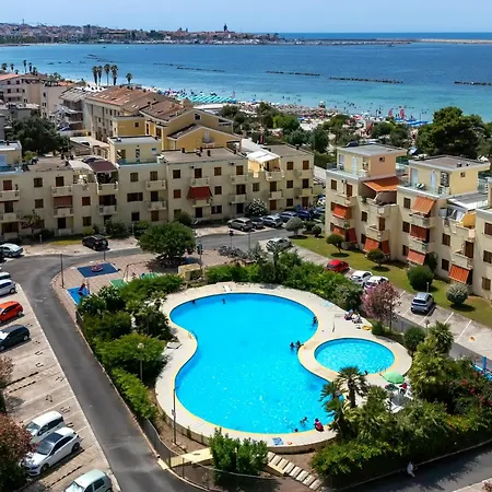 Itadhome - Coral Beachside With Pool And Private Parking