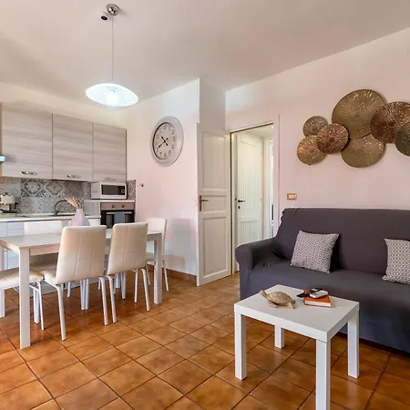 아파트 Itadhome - Coral Beachside With Pool And Private Parking