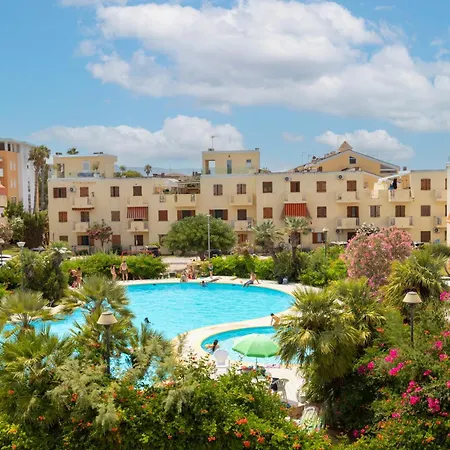 Itadhome - Coral Beachside With Pool And Private Parking