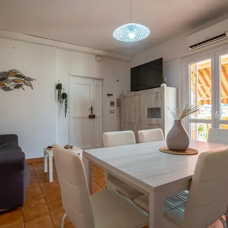 Itadhome - Coral Beachside With Pool And Private Parking
