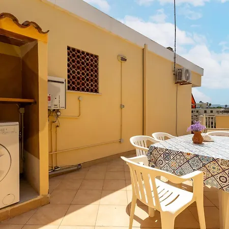Itadhome - Coral Beachside With Pool And Private Parking